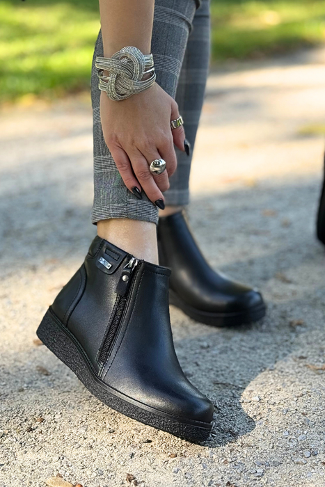 Krátké černé kožené kozačky se zateplenými klínky