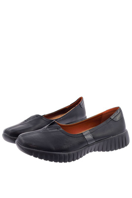 Černé boty na platformě s gumičkou vpředu