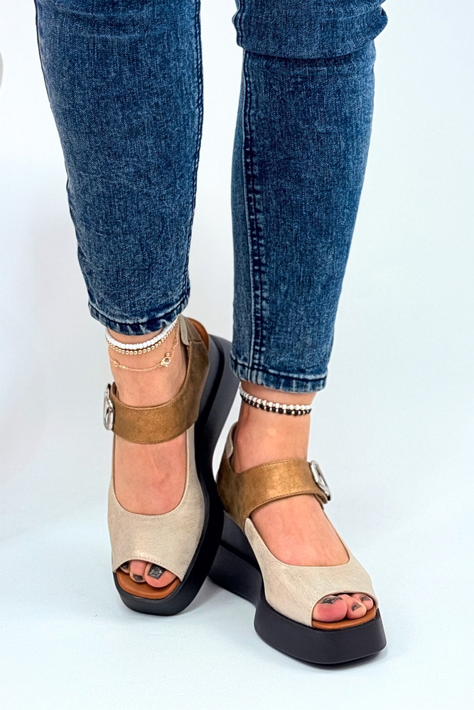 Zlaté sandály na klínku z ekokůže se suchým zipem