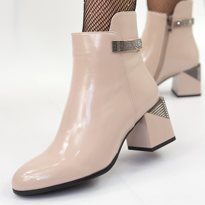 Béžové lakované kotníkové boty s ozdobným páskem a podpatkem