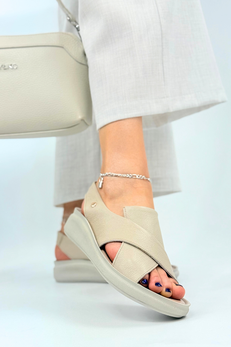 Béžové sandály na nízkém podpatku značky Lemar