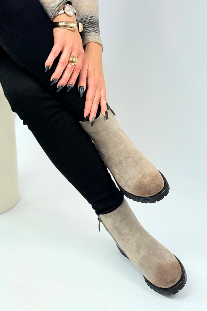 Dámské černé kotníkové boty na šněrování