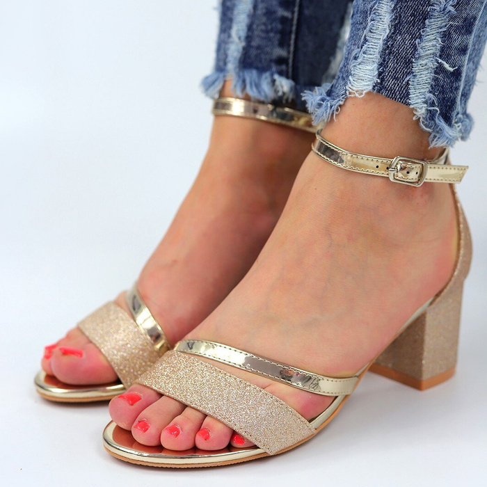 Zlaté brokátové sandály na kvádru Vinceza