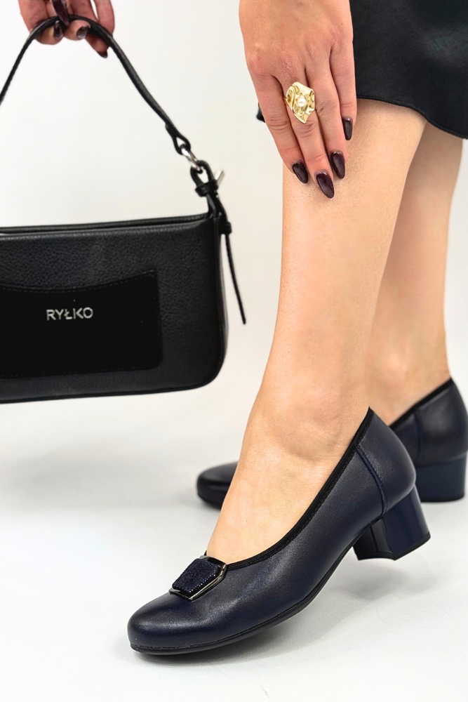 Černé kožené lodičky na bloku s ozdobou