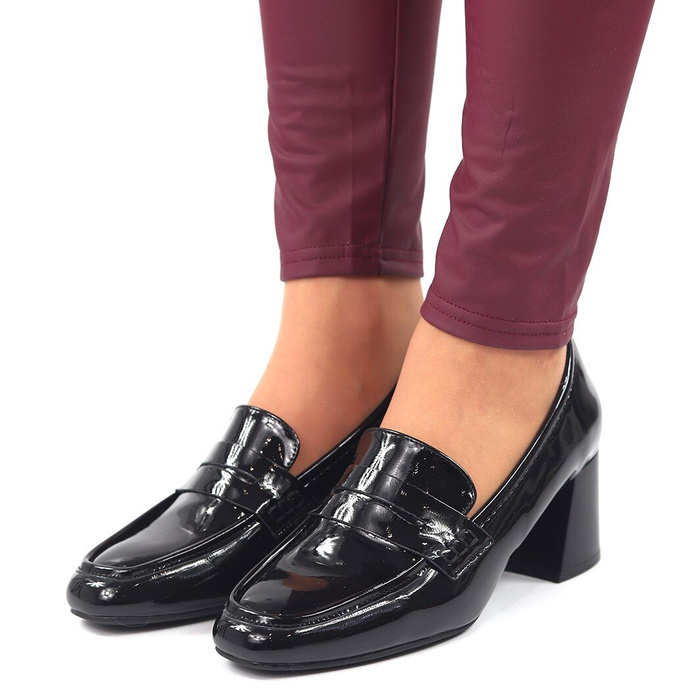 Černé lakované boty na podpatku Vinceza