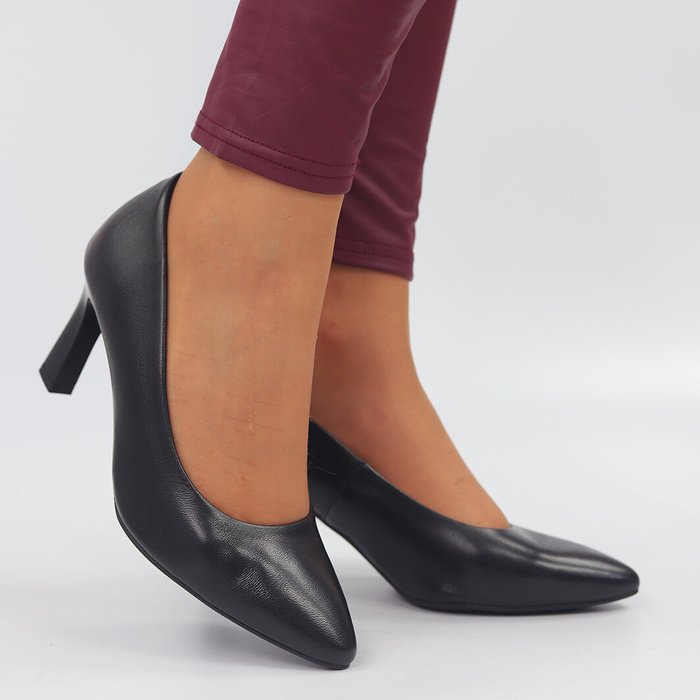 Černé kožené lodičky na vysokém podpatku značky Darex