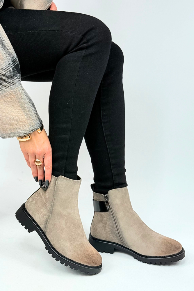 Dámské černé kotníkové boty na šněrování