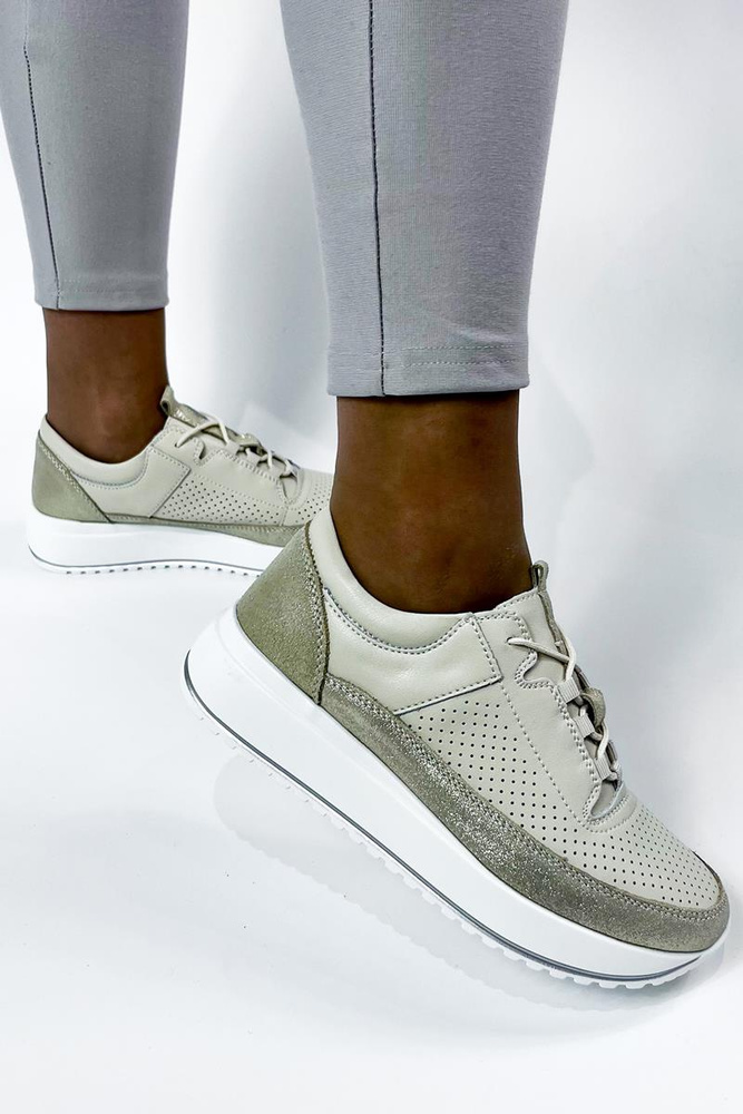 Perforované béžové a zlaté kožené boty na platformě