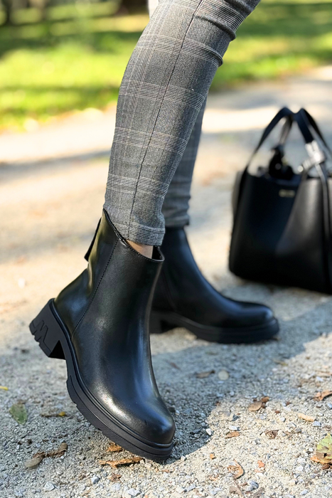 Tmavě béžové prolamované kotníkové boty vyrobené ze semišové ekokůže