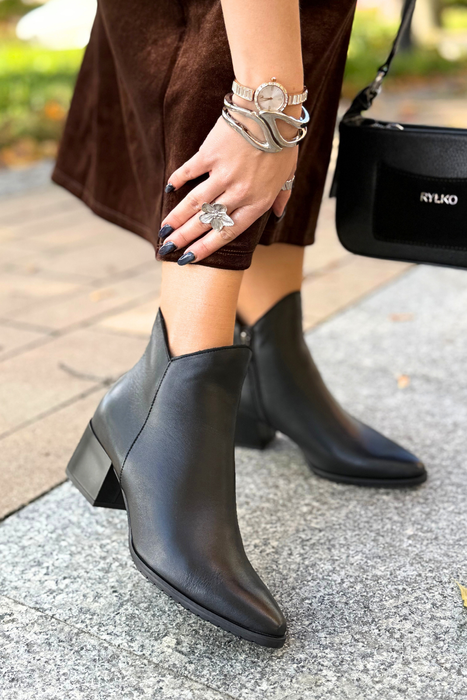 Černé semišové kotníkové boty se zipem vzadu