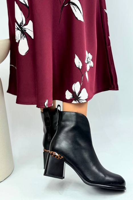 Tmavě béžové prolamované kotníkové boty vyrobené ze semišové ekokůže