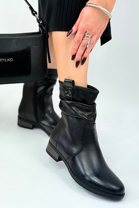 Dámské černé kotníkové boty na zip a plochý podpatek