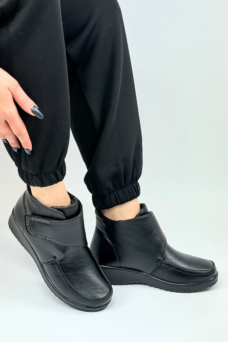 Černé zateplené kotníkové boty na suchý zip a klínky značky T. Sokolski