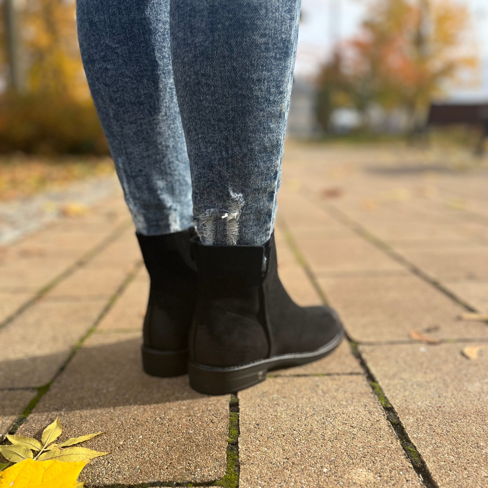 Černé dámské semišové ploché kotníkové boty se zapínáním na zip