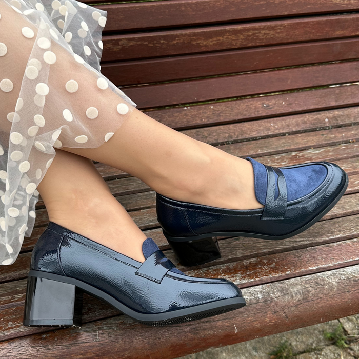 Černomodré lakované boty na špalíku od M. Daszyńského