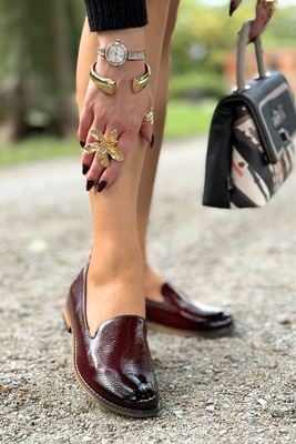 Černé boty s perforovanými klínky