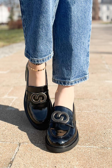 Černé lakované mokasíny s podpatkem a zdobením