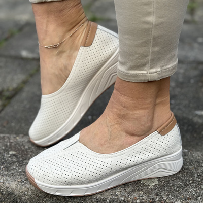 Dámské béžové kožené boty s perforací na nízké platformě