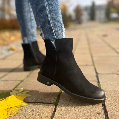 Černé dámské semišové ploché kotníkové boty se zapínáním na zip