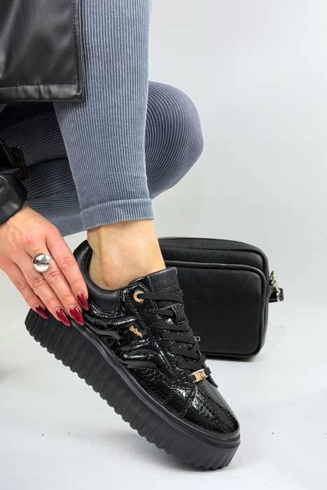 Bílé látkové tenisky se tkaničkami na platformě