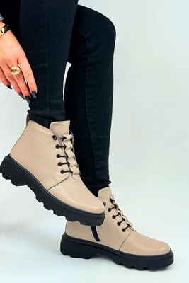 Černé kožené kotníkové boty s vysokými tkaničkami na platformě