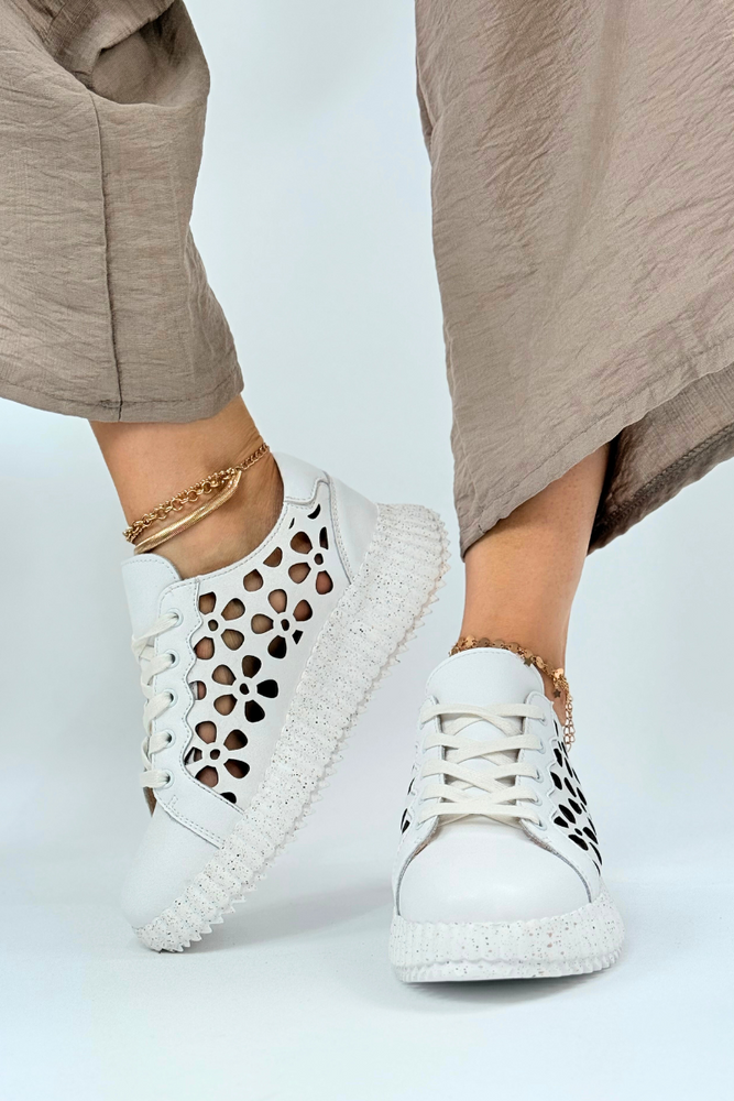 Módní prolamované kožené boty na béžové platformě