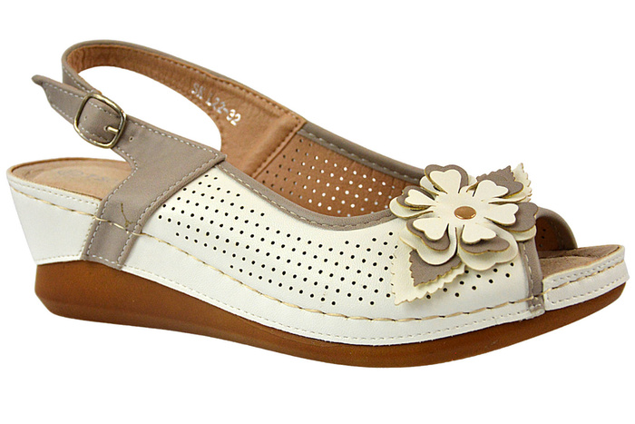 T. Sokolski SK L22-32 bílé sandály s květinou