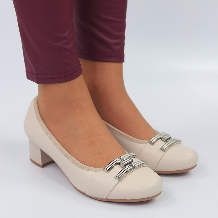 Bílé lodičky se zdobením na bloku M. Daszyński