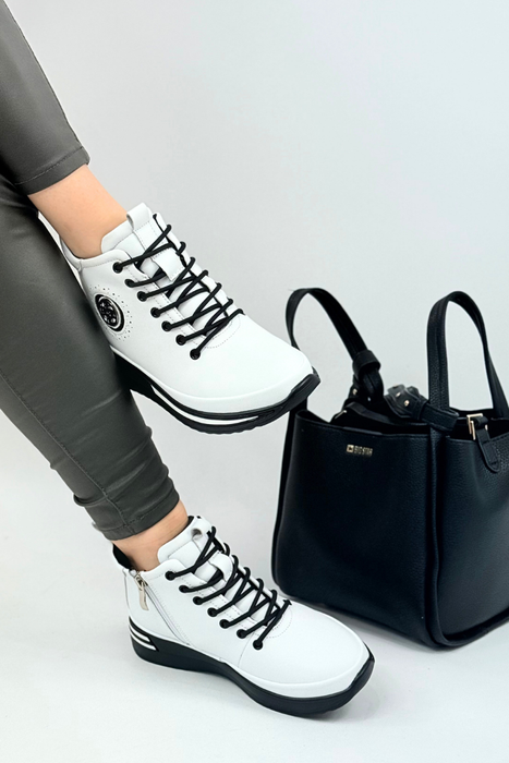 Černé lakované kotníkové boty značky Filippo