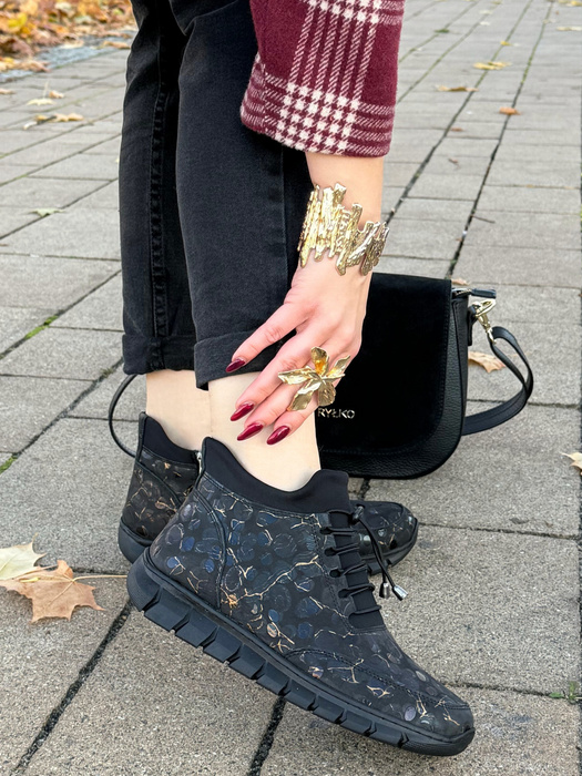 Dámské černé kožené kotníkové boty na silné platformě se tkaničkami