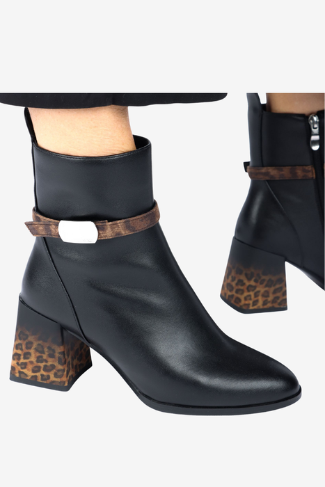 Dámské černé kožené kotníkové boty na silné platformě se tkaničkami