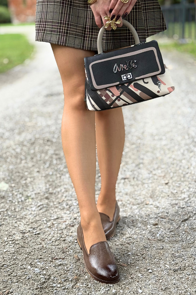 Černé boty s perforovanými klínky