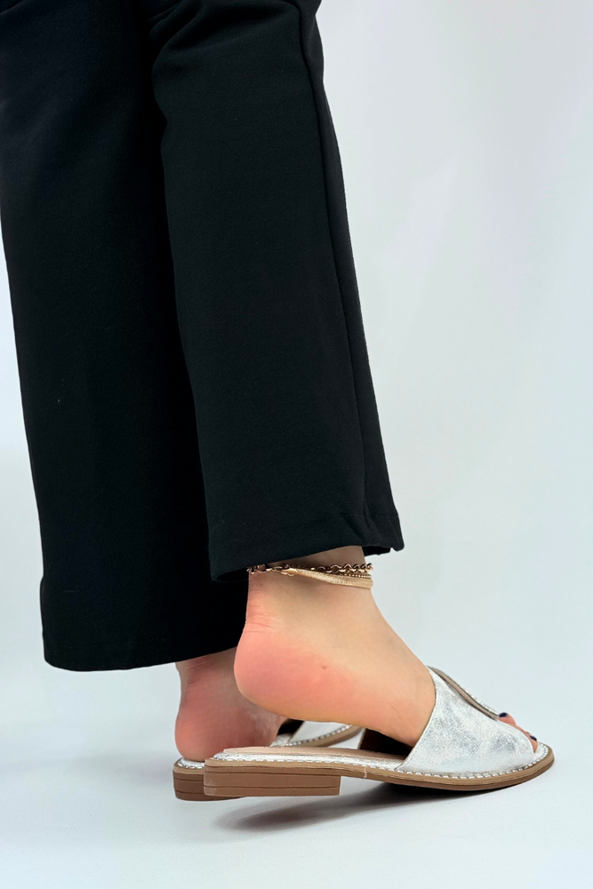 Bílé žabky se zlatým zdobením, ploché Potocki