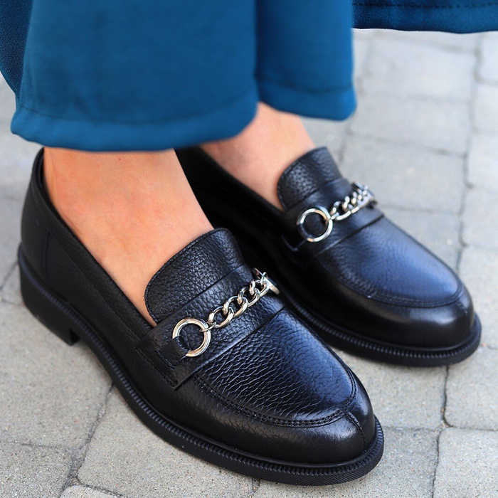 Černé kožené mokasíny se stříbrným řetízkem Ryłko