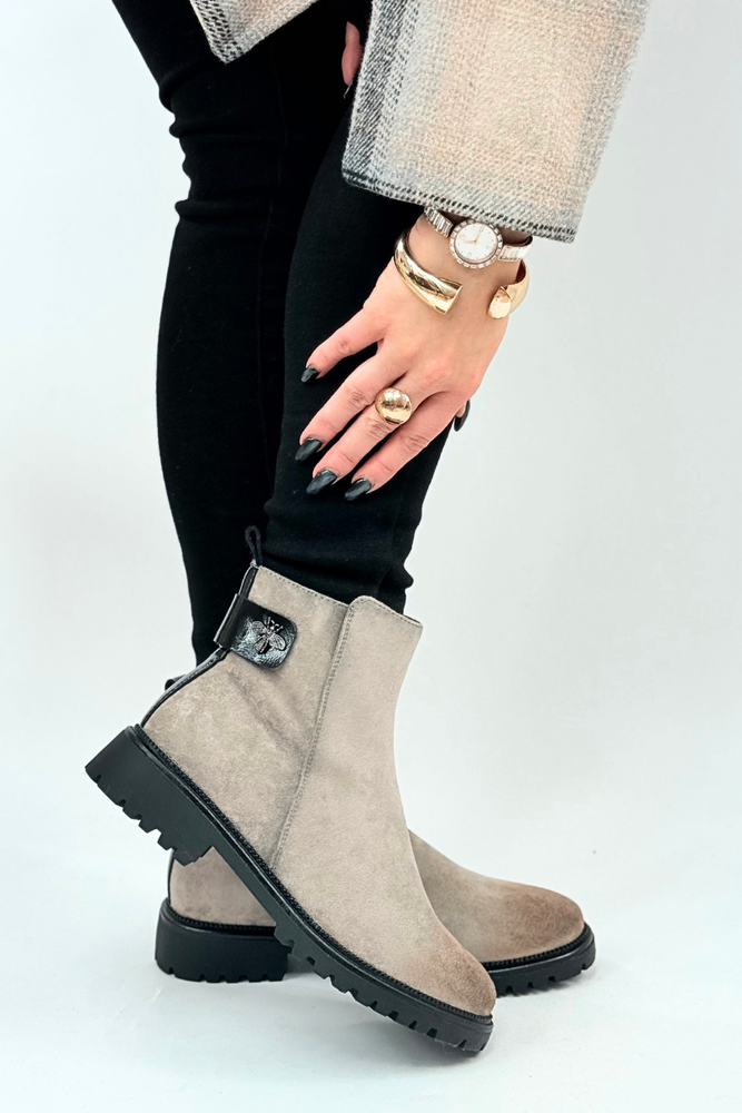 Dámské černé kotníkové boty na šněrování