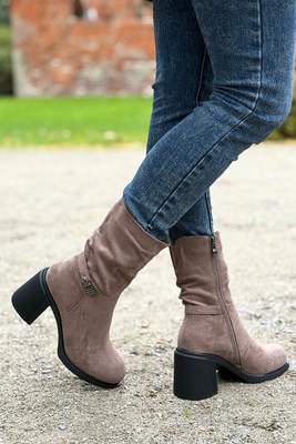 Béžové semišové kovbojské boty na vysokém podpatku