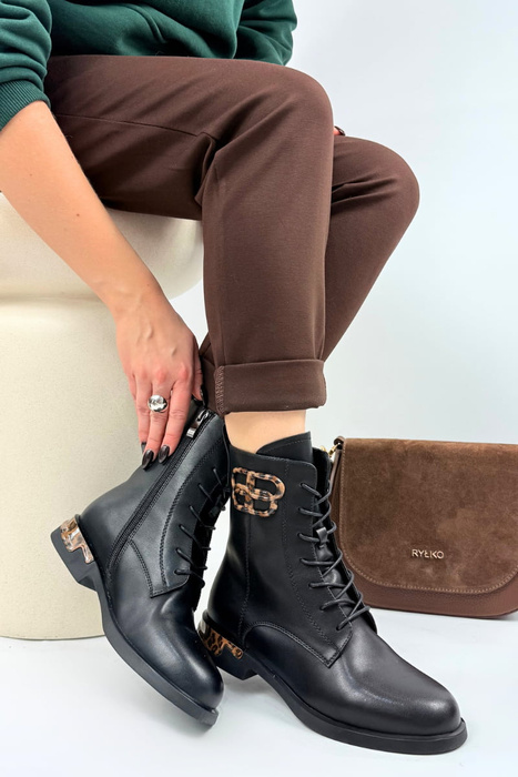 Dámské černé kožené kotníkové boty na silné platformě se tkaničkami