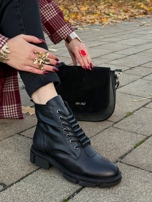 Dámské černé kožené kotníkové boty na silné platformě se tkaničkami