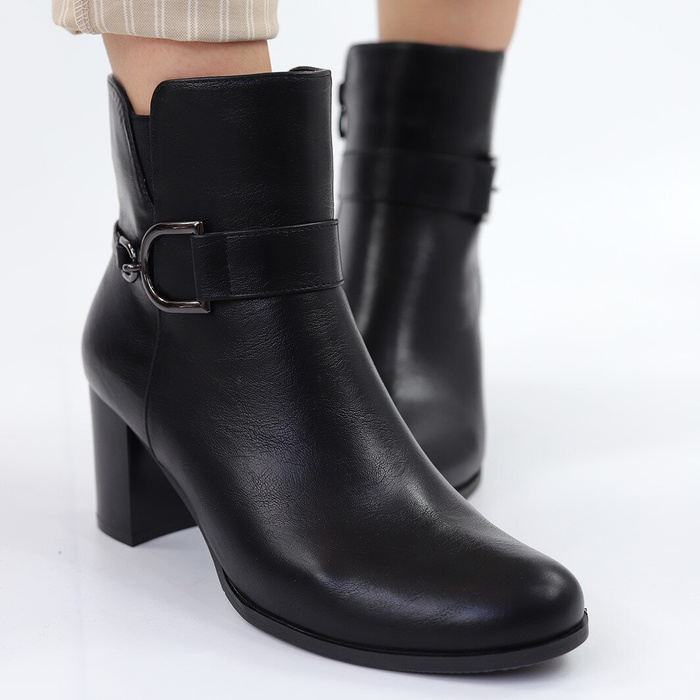 Černé kotníkové boty na podpatku značky M. Daszyński