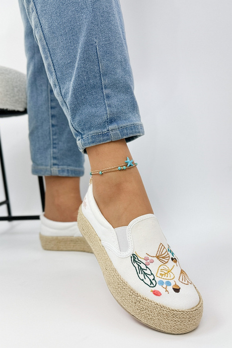 Vyšívané bílé espadrilky s nazouvací platformou