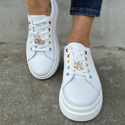 Kožené bílé sportovní boty se šněrováním na platformě