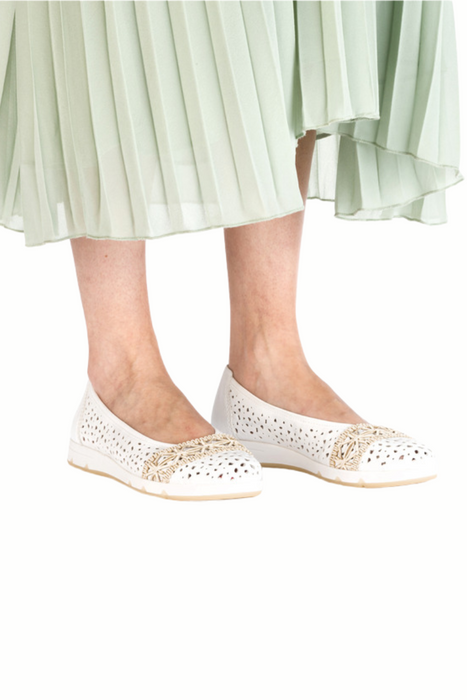 Bílé prolamované balerínky z ekokůže na platformě Rieker