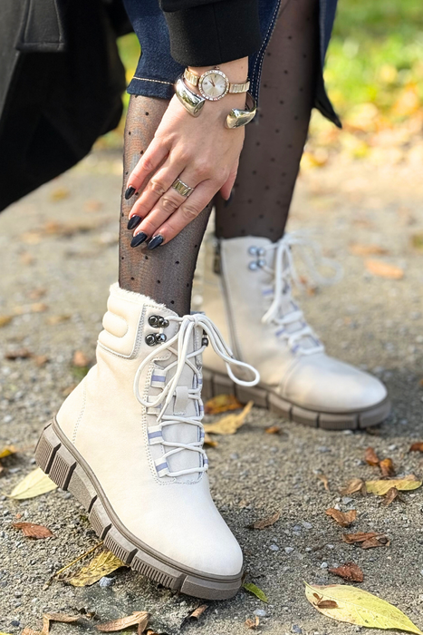 Černé kožené kotníkové boty s vysokými tkaničkami na platformě