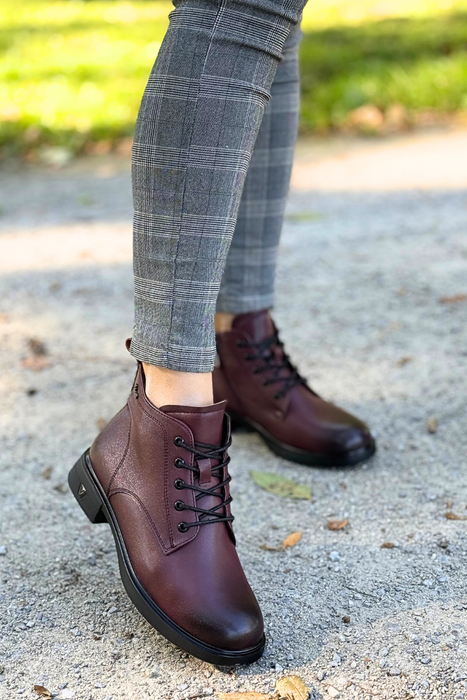 Tmavě béžové prolamované kotníkové boty vyrobené ze semišové ekokůže