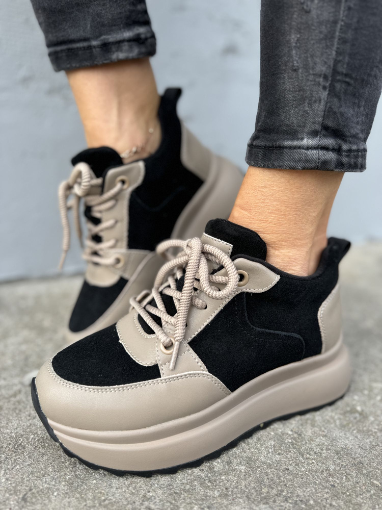 Módní béžové a černé kožené boty se zvýšenou podrážkou