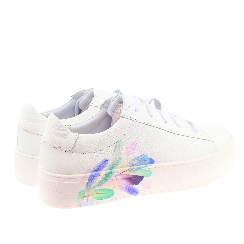 Bílé kožené boty s motivem peří od Nicoll