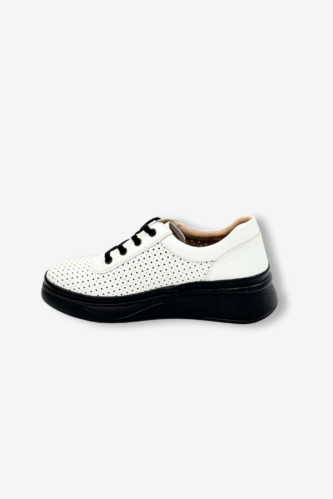 Bílé kožené boty s perforací na platformě