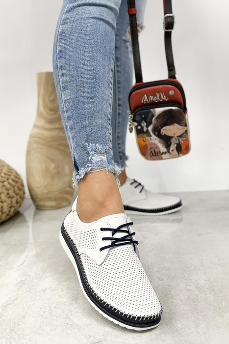 Perforované kožené boty na šněrování v bílé a tmavě modré barvě