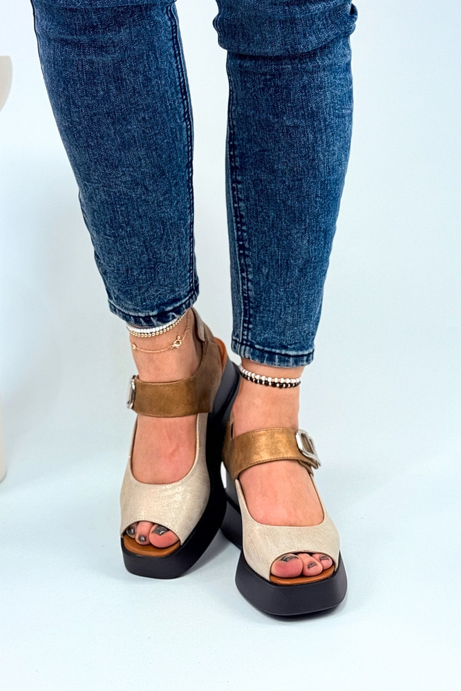 Zlaté sandály na klínku z ekokůže se suchým zipem