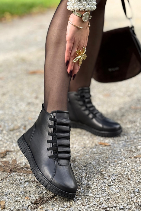 Černé kožené kotníkové boty na zip a plochou podrážkou